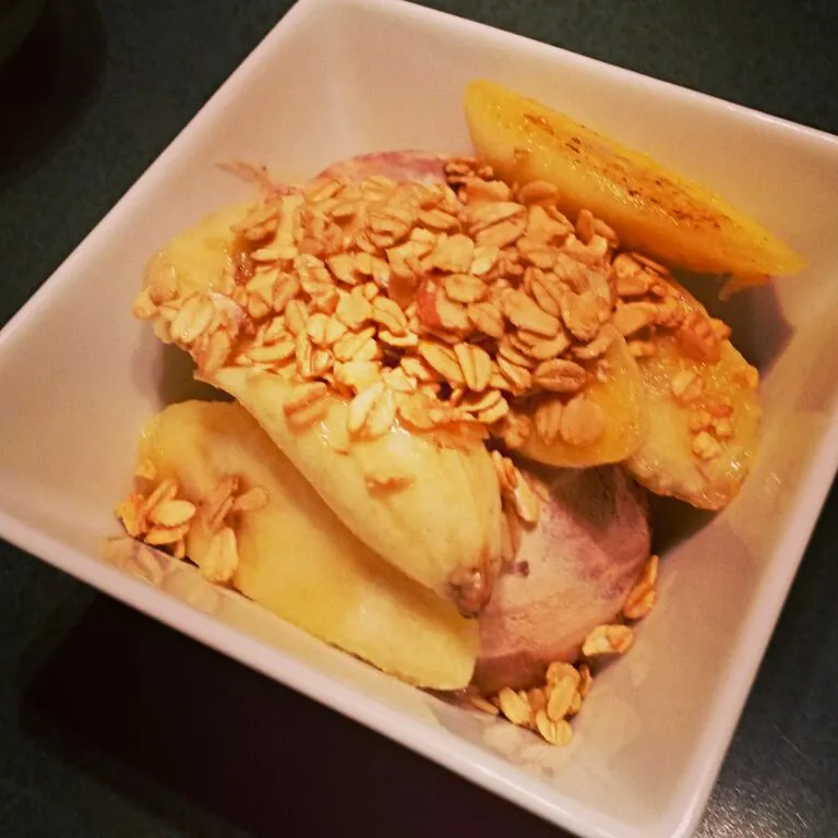 sauté banana with chocolate n caramel icecream|Dennis Nguyenさん