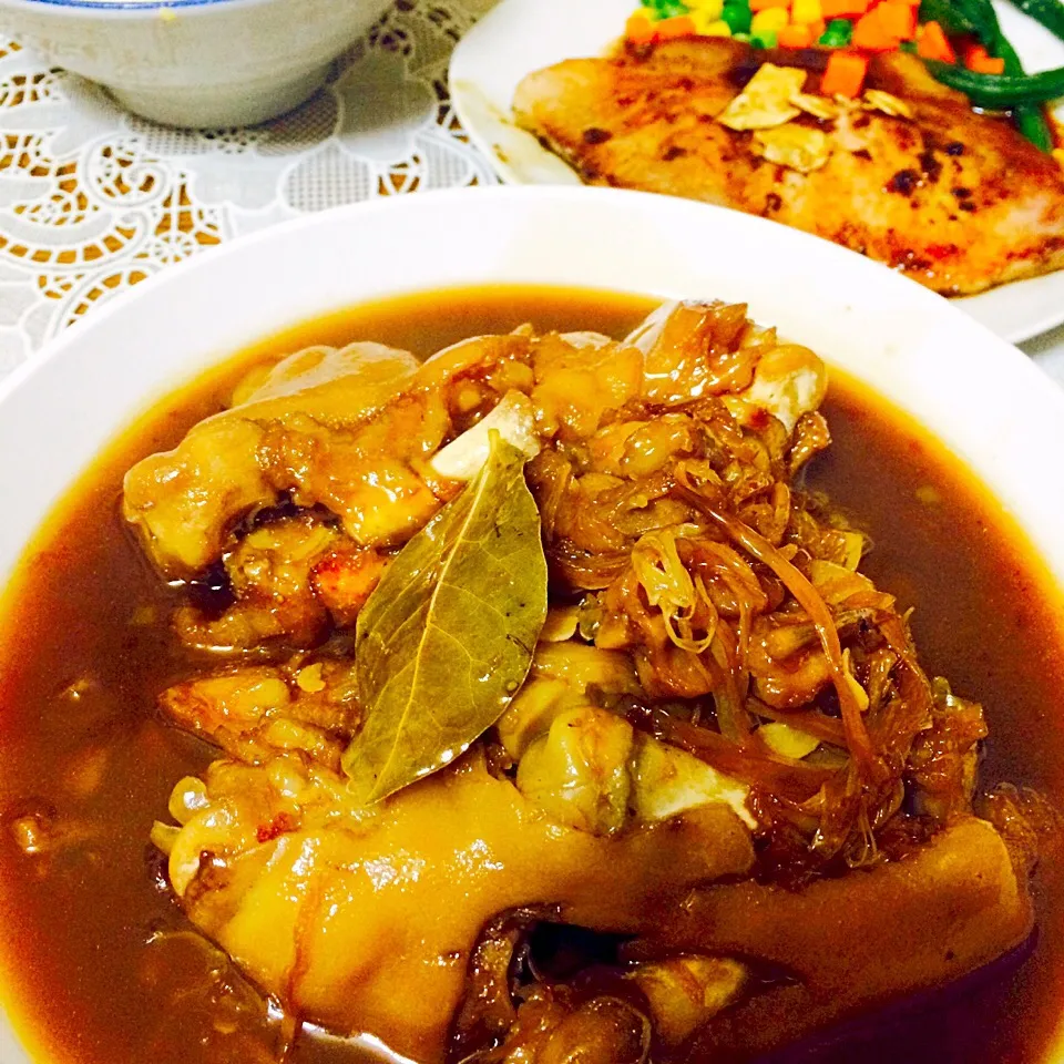 Paksiw n pata is another variation of our soy-based Filipino stews but in this dish that uses pork shanks, banana blossoms ,brown sugar to sweeten the sauce🍴😋|MJ🇵🇭🇯🇵さん