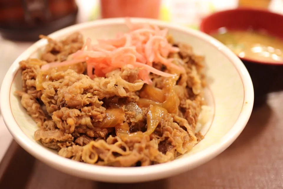 Snapdishの料理写真:牛丼中盛り 味噌汁|マハロ菊池さん