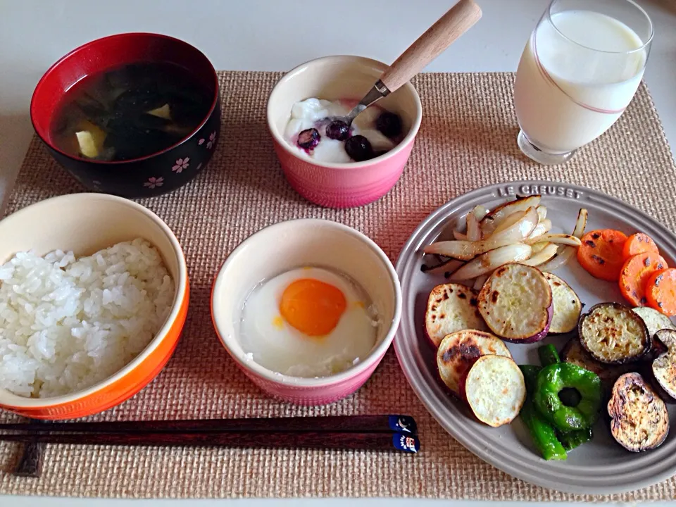 温泉卵 野菜のグリル 厚揚げの味噌汁 ヨーグルト 牛乳|にゃろめさん