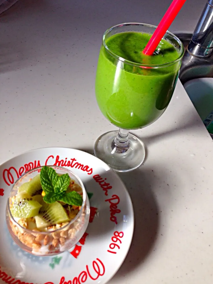 Snapdishの料理写真:Green smoothie & granola yoghurt|viviさん