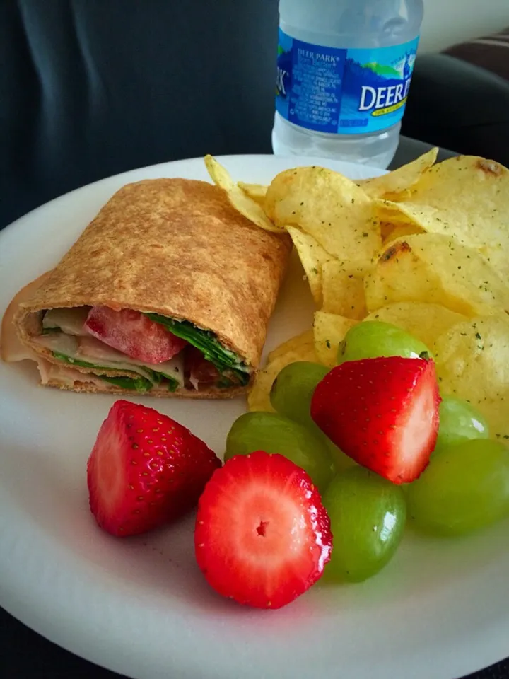 Turkey wrap w/ chips & fruit|k.さん