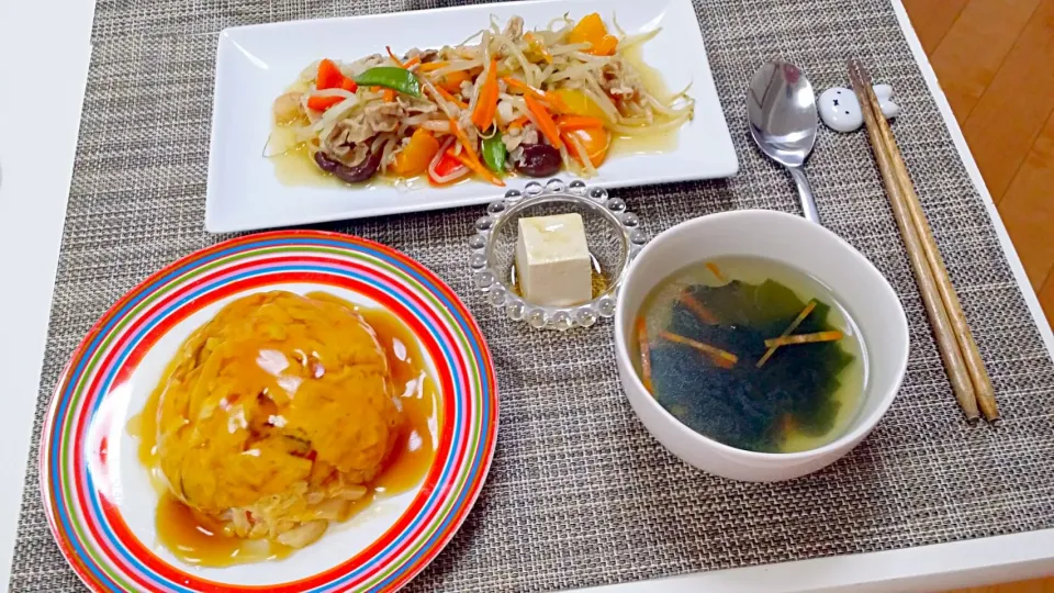 Snapdishの料理写真:今日の夕食 八宝菜、冷奴、天津飯、わかめスープ|pinknari🐰🌈さん