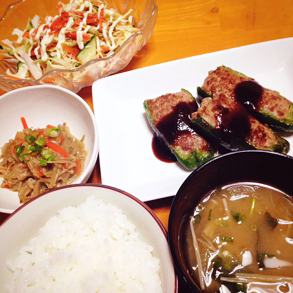 ピーマンの肉詰め、えのきの中華炒め、サラダ、お味噌汁❤️|まりえさん