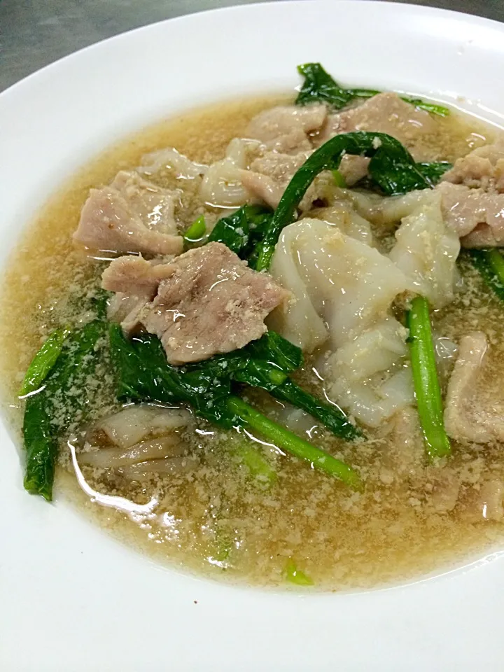 Snapdishの料理写真:豚肉あんかけ麺 (เส้นใหญ่ราดหน้าหมู)|miaco_macさん