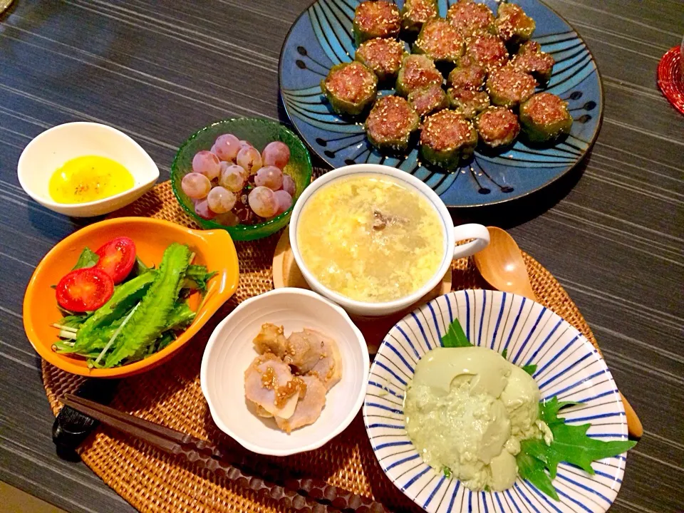 今夜はピーマン肉詰め、キクラゲと卵中華スープ、抹茶豆腐、シカクマメ塩レモンドレッシングサラダ、里芋胡桃味噌和え、ぶどうです。|かれんさん