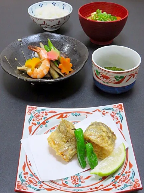 今晩は、きゅうり魚の天麩羅、炊き合わせ 里芋 高野豆腐 干し椎茸 牛蒡 人参 南瓜 海老 いんげん、めかぶ加減酢、端野菜の味噌汁、ご飯

胡瓜の香りのする北海道のきゅうり魚。淡白な白身のお魚です。
乾物と里芋を減らす為にお煮しめにしましたが、まだまだあります(^^)

紅葉と銀杏の型を抜いた残りの端野菜はお味噌汁へ。
|akazawa3さん