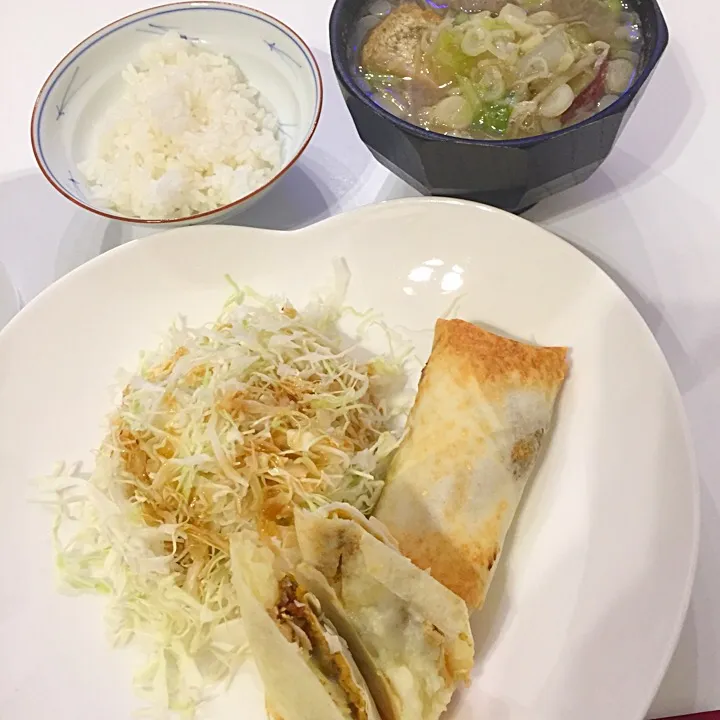 クリーミーポテトとチーズ、カレーを入れた洋風春巻きと豚汁❤️|NanaMOさん