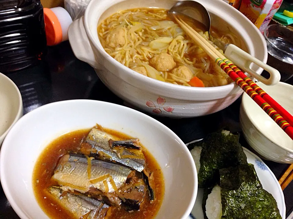 Snapdishの料理写真:今日の晩ご飯は、肉だんごと野菜の煮込みラーメン醤油味、秋刀魚の生姜煮、塩むすび。|ゆえさん