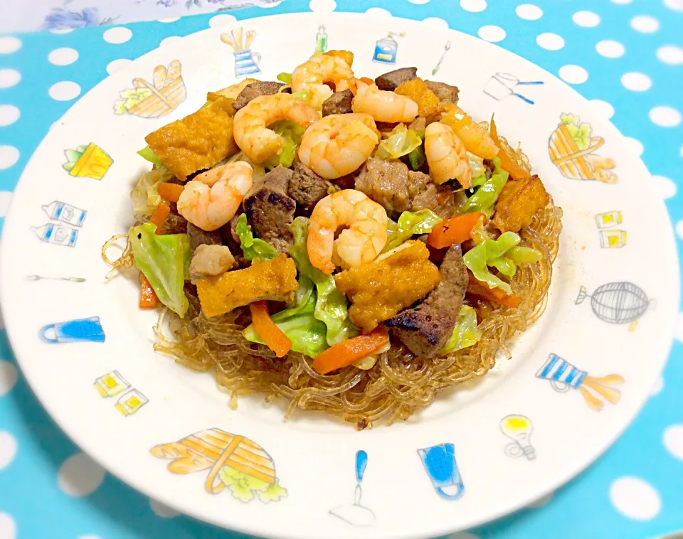 Pancit Bihon ( thin rice noodles fried with soy sauce some citrus with some variation of sliced meat, pork liver, fried tofu, shrimp and chopped vegetables) 😍✨|Liezlさん