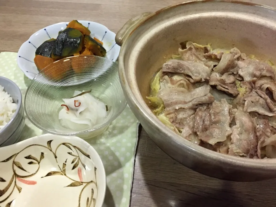 Snapdishの料理写真:土鍋で豚バラ白菜重ね蒸し・かぼちゃ煮・大根のゆず昆布甘酢漬け|まーままさん