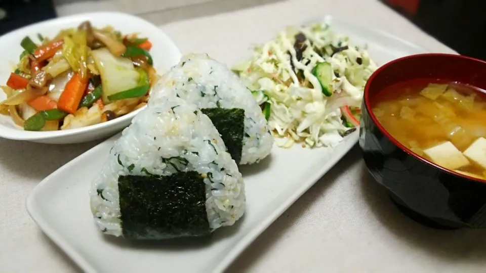 大葉と天かすのおにぎり&野菜炒め、
その他～の晩ごはん✨|kaz(*･ω･)さん