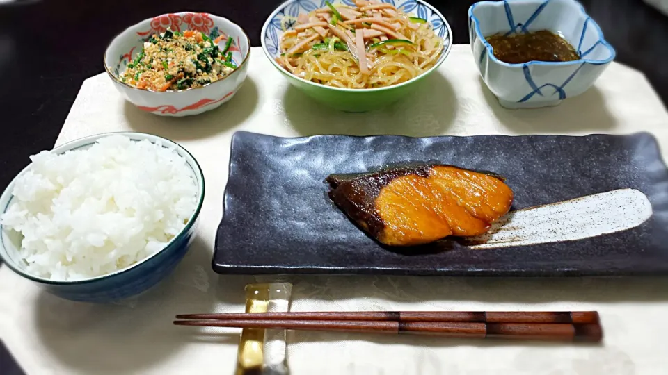 ・ぶりの照り焼き
・ホウレン草の白和え
・春雨サラダ(大盛り)
・もずく
・ごはん|ひりょみさん