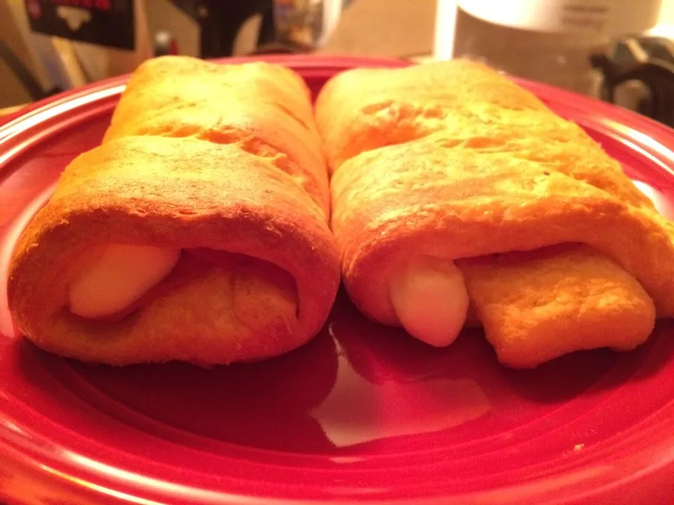 Snapdishの料理写真:Pepperoni Pizza croissants|Chanoah Warrenさん