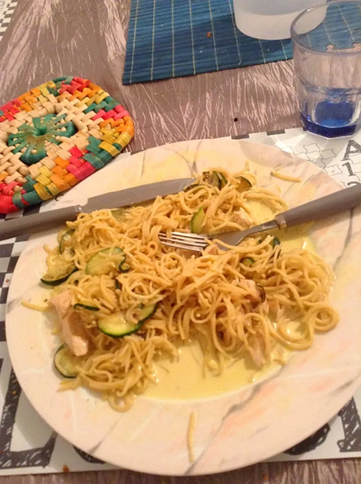 Nouilles chinoises, escalope de dinde, courgette, lait de coco et curry.|mathildeさん