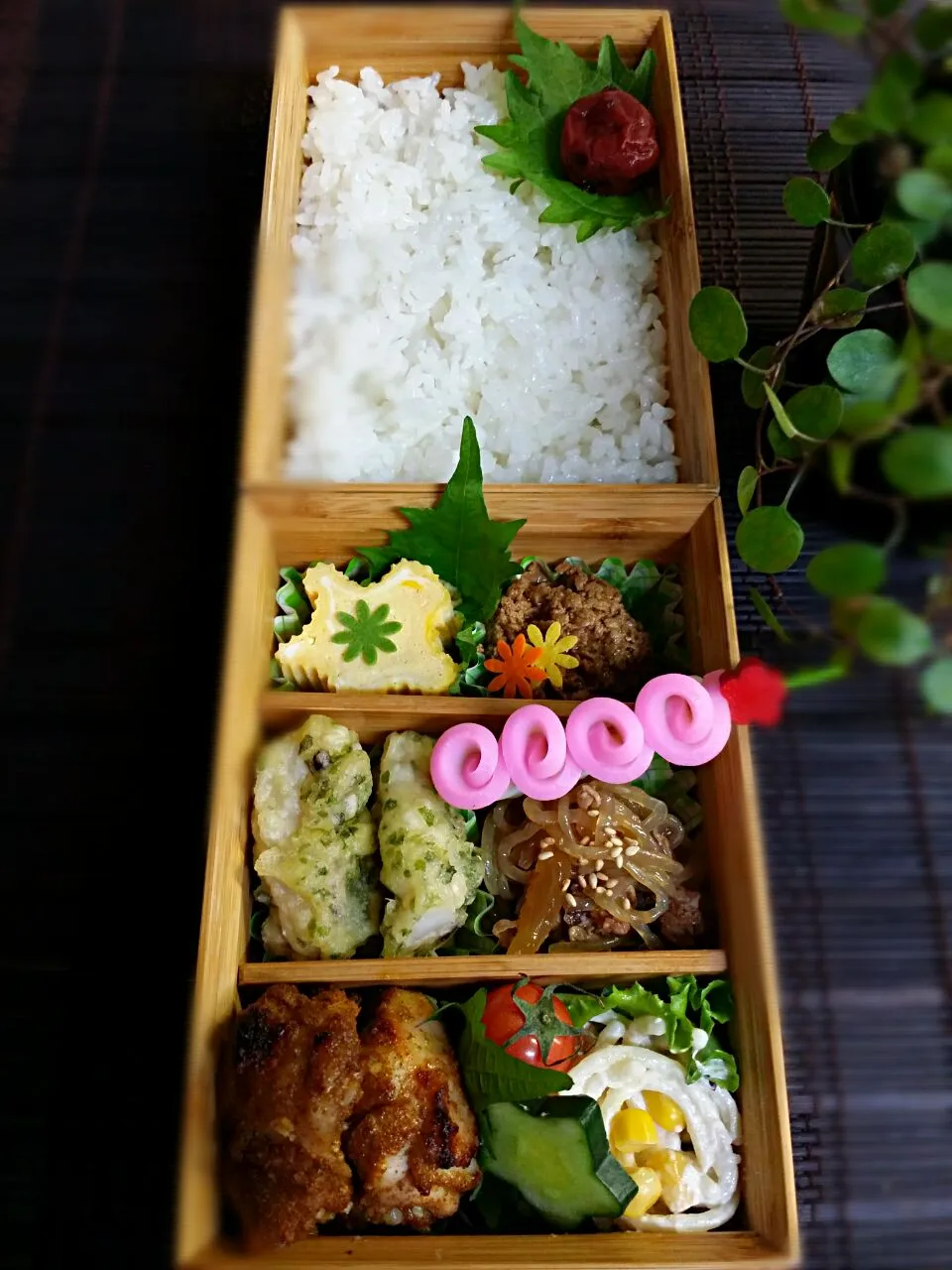 《金曜日のお弁当》🍱

※念願の野菜シートデビュー～♫～
・麹漬け鶏肉のタンドリーチキン
・鱈の子の煮付
・だし巻き玉子
・イカの磯部天ぷら
・パスタサラダ
・糸こんにゃく煮

行ってらっしゃい～♡|藤田 まり子さん