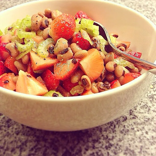 Strawberries and black eyed-peas salad. いちごと黒目豆のサラダ|Yuka Nakataさん