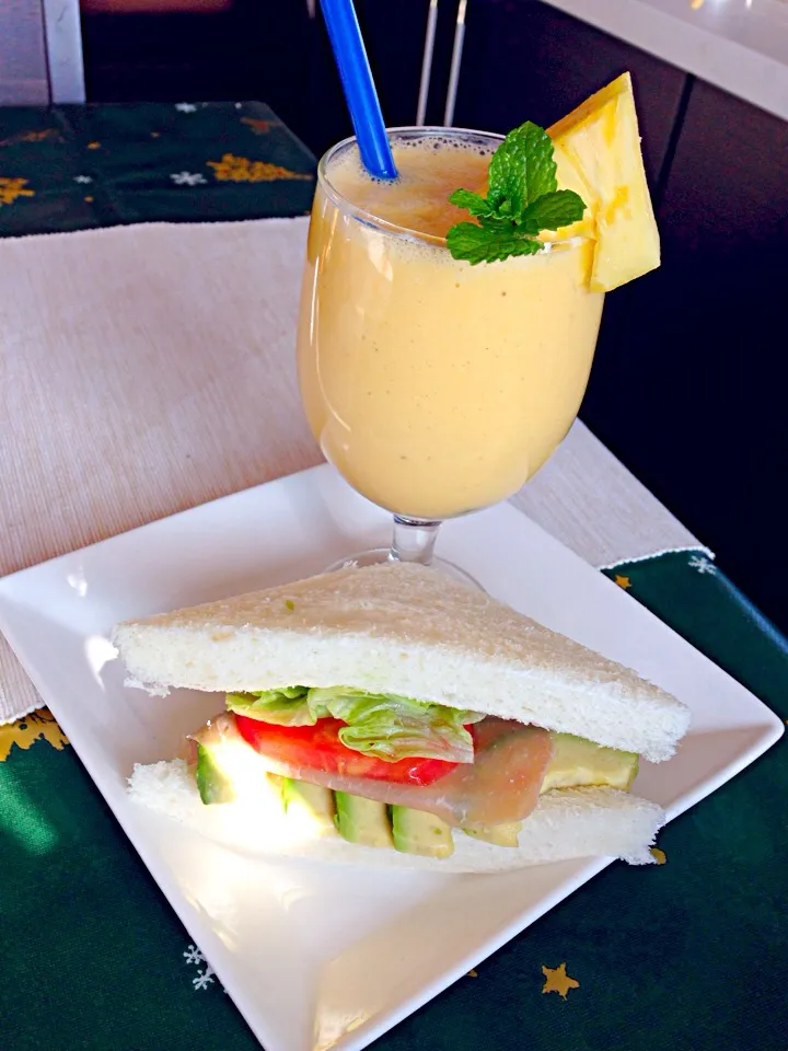 Pineapple smoothie & avocado sandwich ♪|viviさん