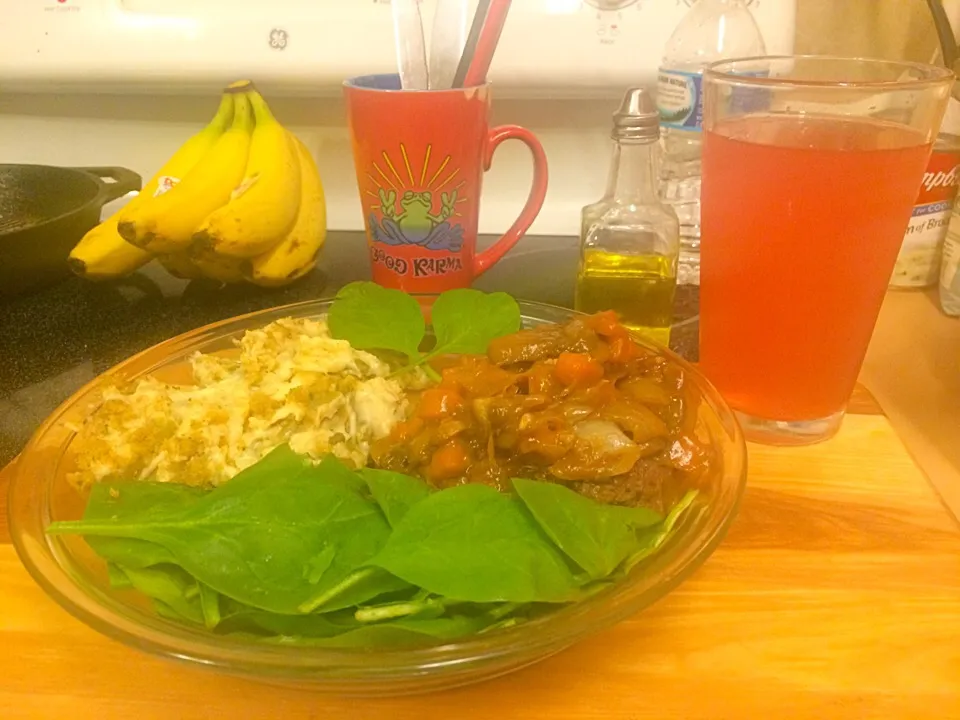 Hamburger steak with veg. Gravy, green bean casserole, & raw spinach|Chanoah Warrenさん