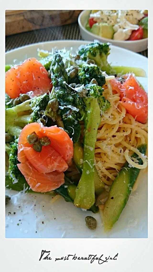 サーモンとグリーン野菜のパスタ|Alfinさん