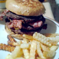 Snapdishの料理写真:triple cheeseburger con triple extra tocino I papas fritas|Andy Jacoboさん