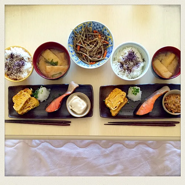 お昼ご飯☆ゆかりご飯☆だし巻き玉子☆鮭の塩焼き☆納豆☆きんぴらごぼう☆お味噌汁|とまこ(*^o^*)さん