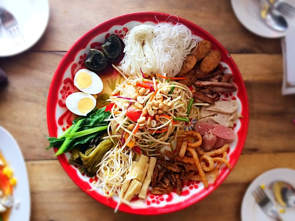 Snapdishの料理写真:ส้มตำถาด som tum tad|Sir'Bm Blaqさん