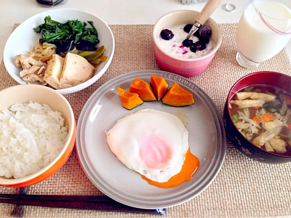 目玉焼き 肉豆腐 味噌汁 ヨーグルト 牛乳|にゃろめさん