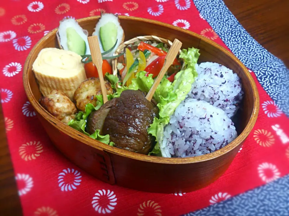 煮っころがし芋の肉巻き照り焼き～息子の塾弁当にも…(^-^)
しょうこさんの切り干し大根のだしドレサラダも一緒に。|sakurakoさん