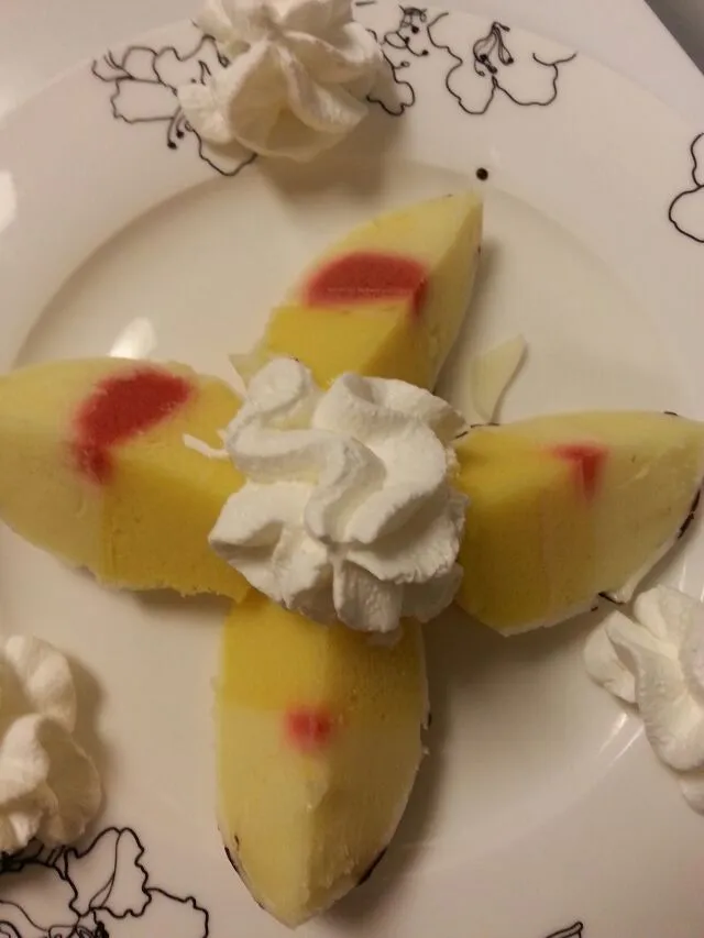 exotic bomba dessert.  mango,  passion fruit,  and raspberry sorbet in white choc with milk chic drizzle.|Polly Gelfusoさん