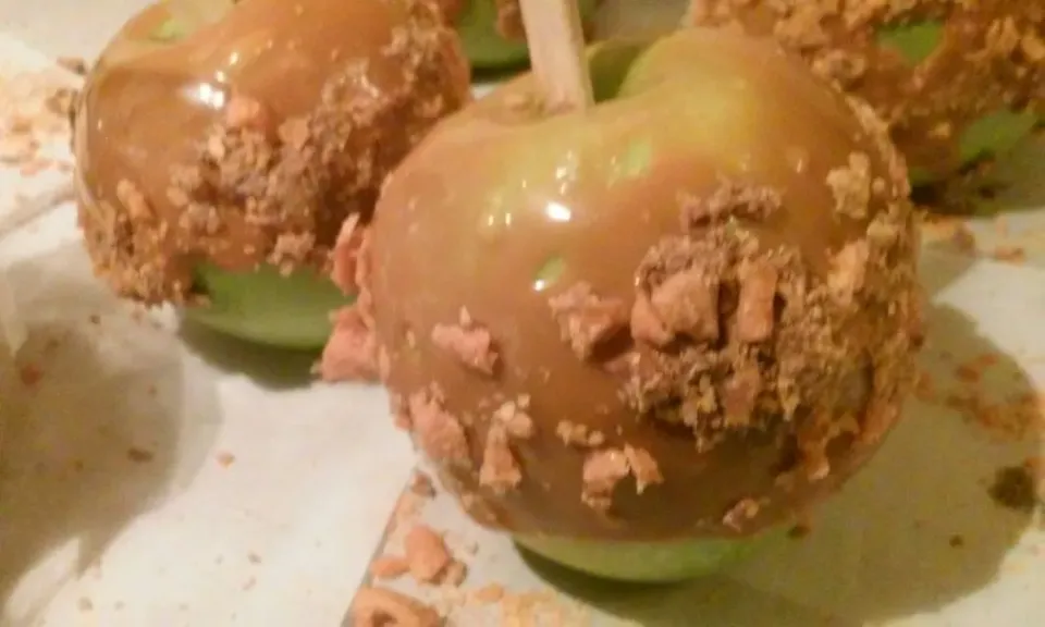 butterfinger covered caramel apples|stevie mooreさん