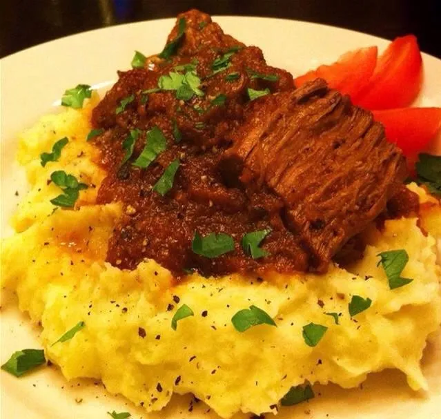 Italian roast stringed beef with saffron butter mashed potatoes and sliced tomato|Andrew Martiniさん