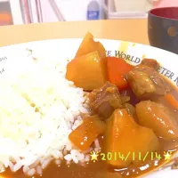 ビーフカレーと豚汁🍛 合いませんが…(ू•ᴗ•ू❁)笑|みさちゅーʕ •̤ ﻌ •̤ ʔさん