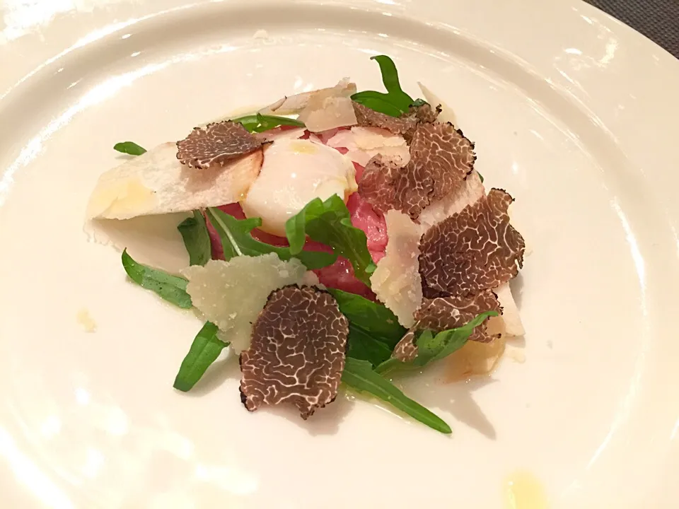 Piedmont "Fassano" Beef Tartare Rocket Salad, Parmesan and shaved fresh Fall's Black Truffle|Obeoom Jumsai Na Ayudhyaさん