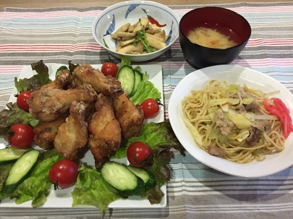 Snapdishの料理写真:手羽元シソ醤油唐揚げ・ガーリック塩焼きそば・エリンギのバタポン炒め・大根と人参の味噌汁|まーままさん