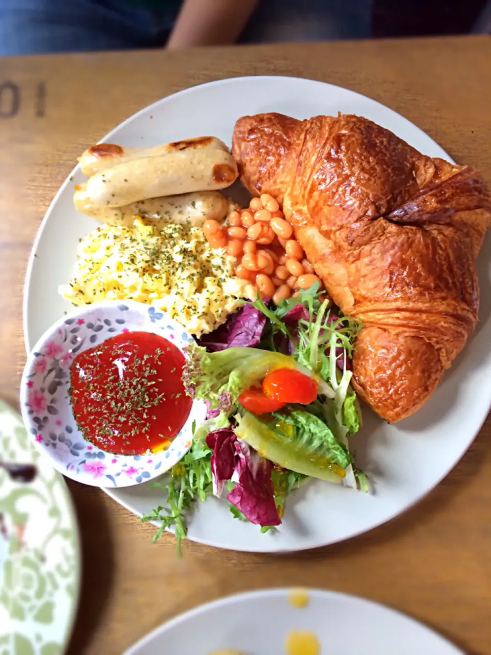 Croissant, beans, sausages and scrambled eggs|prissyさん