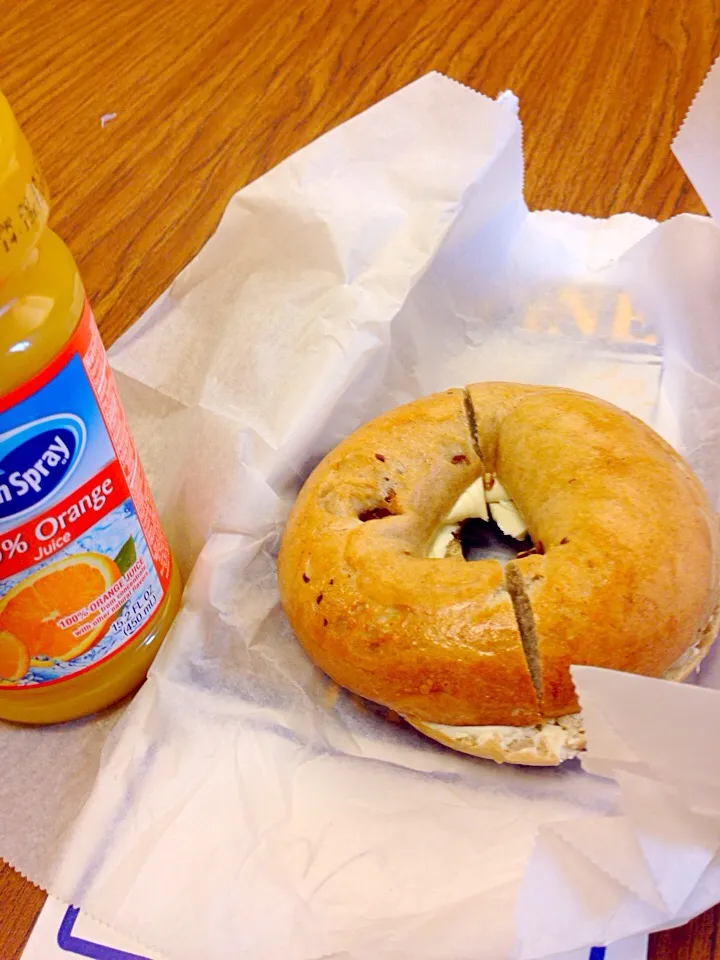 Snapdishの料理写真:Cinnamon raisin bagel for Breakfast|nadia issaさん