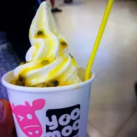 Snapdishの料理写真:low fat icecream yogurt and passion fruit|varissaraさん