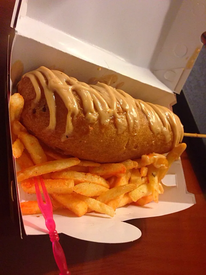 Corn dog and french fries|Er Li Liyaさん