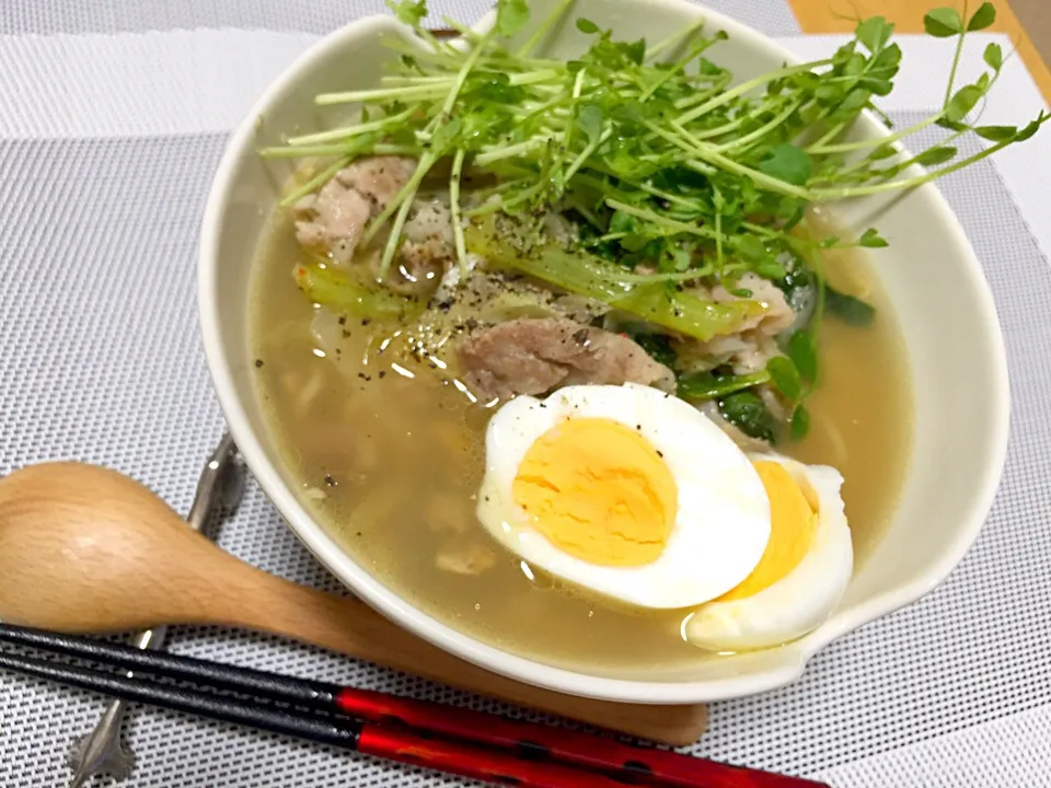 前日のお鍋をリメイクして♡ 塩ラーメン豆苗のせ！|サヤラムネさん