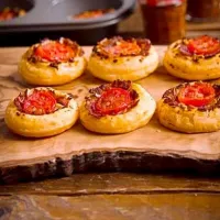 Snapdishの料理写真:Puff pastry pizza bites|jerney marishaさん