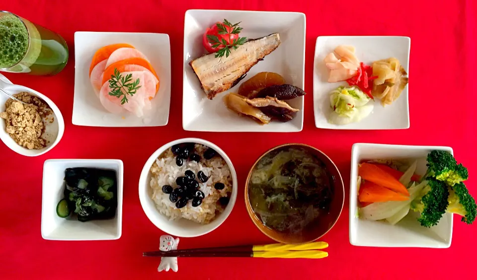 朝ごはんは勝負飯^o^はみちゃん定食❗️糠ホッケの焼魚、大根椎茸煮付け、柿なます、漬け物盛合せ、ワカメときゅうりの酢の物、玄米ご飯に煮豆、ブロッコリー人参白菜温野菜、ワカメと玉ねぎの味噌汁、きな粉ヨーグルト、青汁^_−☆ありがたいことです（笑）今日も満腹満足100%（笑）ご馳走様でした^_−☆|はみちゃんさん