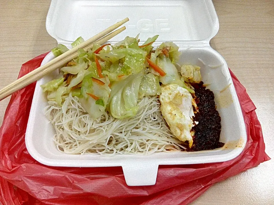 A simple breakfast of mee hoon (white noodles) with vegetables and egg.|秋平さん