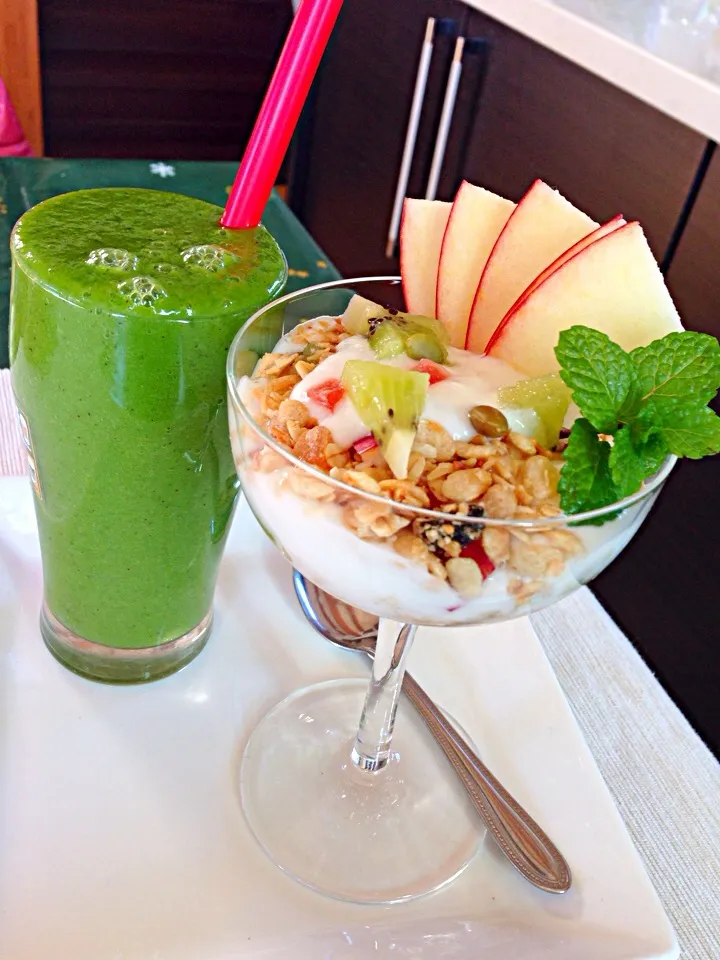 Green smoothie and fruit granola yoghurt|viviさん