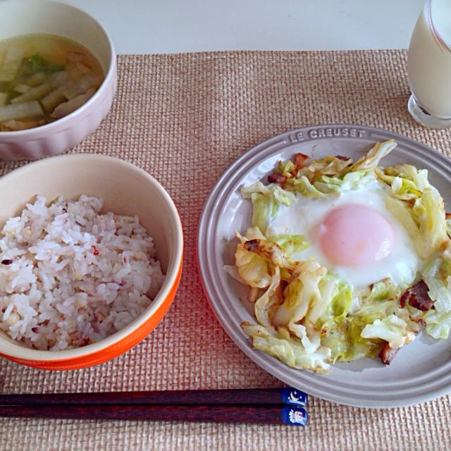 ベーコンとキャベツの巣篭もり卵 大根ピーマンのコンソメスープ 牛乳 にゃろめ Snapdish スナップディッシュ Id Tazr5a