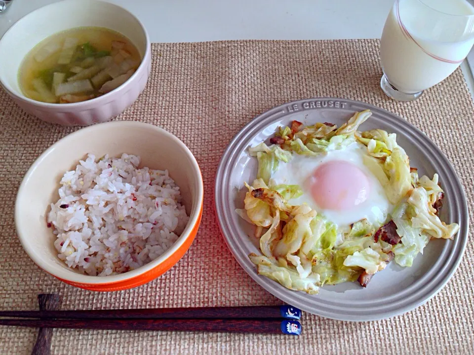 ベーコンとキャベツの巣篭もり卵 大根ピーマンのコンソメスープ 牛乳|にゃろめさん