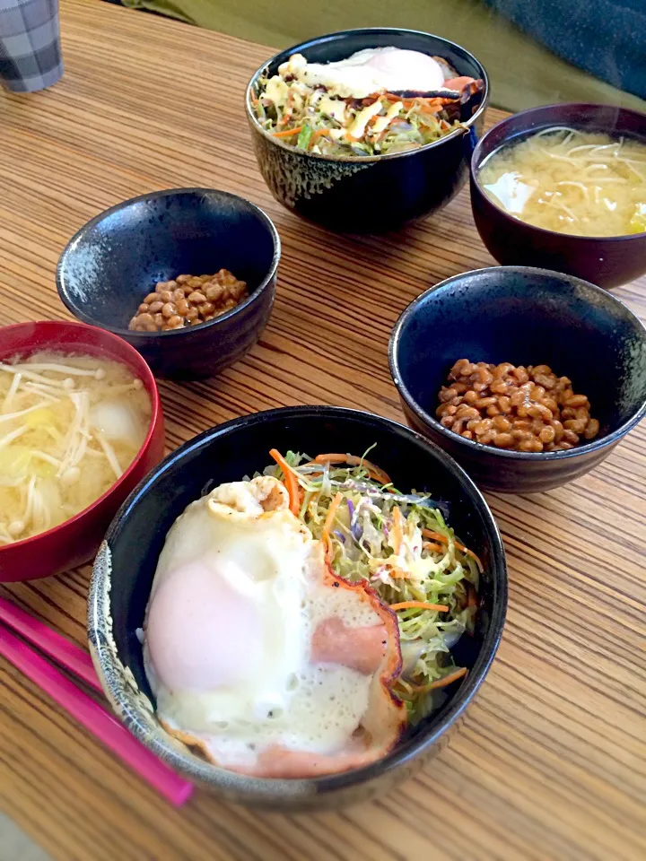 ＊朝ごはん＊ ハムエッグ丼 白菜とエノキのお味噌汁 納豆|pinoyamaさん