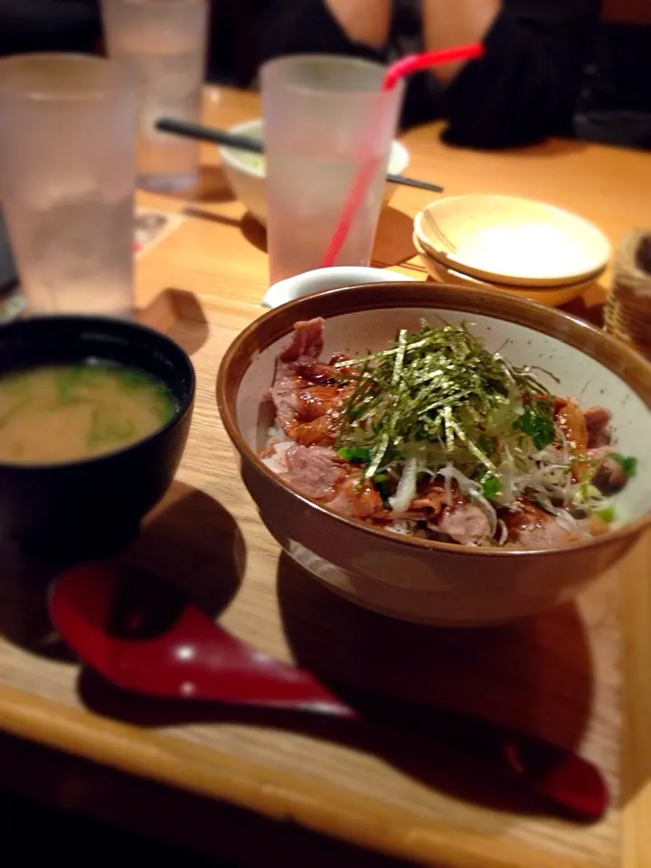 Snapdishの料理写真:炭火焼き黒豚丼|ま。さん