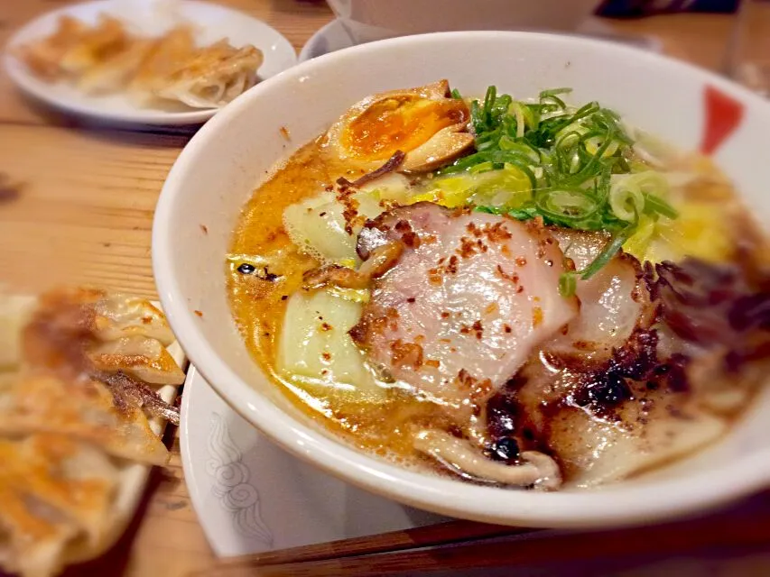 鳳鳴ラーメンこってりと餃子。|えすとさん