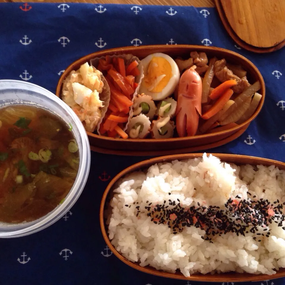 鳥油揚げ大根人参の煮物。ソーセー人。ゆで卵。竹輪キュウリ。人参のきんぴら。ポテトサラダ。|Reina Reinaさん